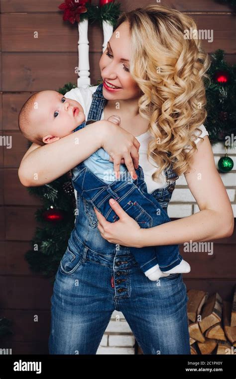 Maman blonde et enfant Banque de photographies et dimages à haute résolution Alamy