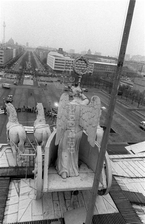 Ddr Bildarchiv Berlin Wahrzeichen Der Quadriga Auf Dem Brandenburger