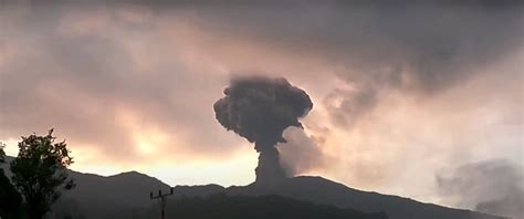 VIDEO Vulcanul Marapi din Indonezia a erupt din nou la o lună de la o