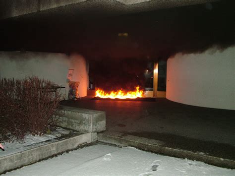 Goßau SG Fußabtreter beim Schulhaus Rosenau in Brand gesteckt