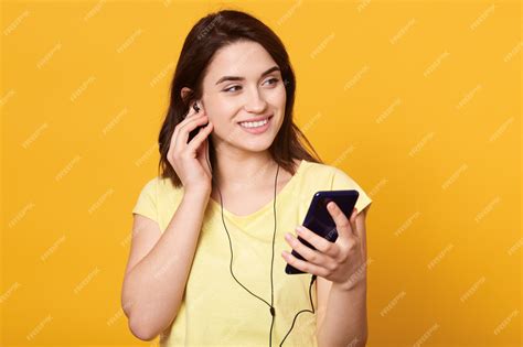 Premium Photo Beautiful Young Woman In Earphones Listening To Music