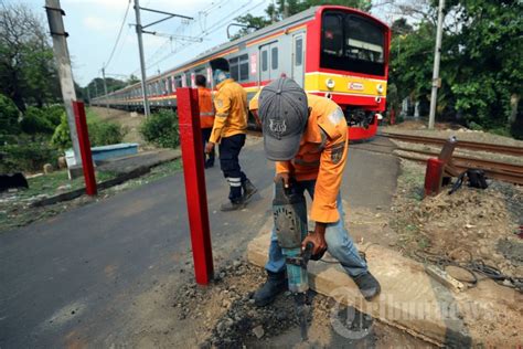 Perlintasan Kereta Api Di Tanah Kusir Tanpa Palang Pintu Foto