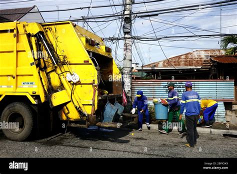 Antipolo City Philippines May 16 2020 Garbage Collectors Put Trash And Garbage To A Garbage