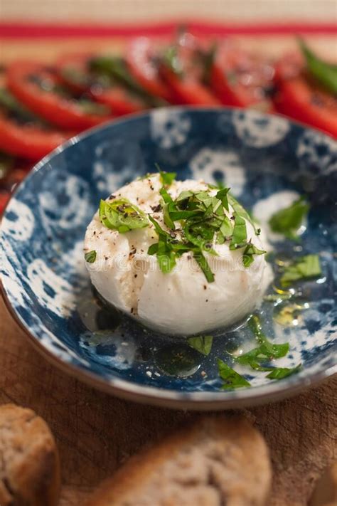 Burrata Verse Italiaanse Kaas Stock Afbeelding Image Of Gevuld