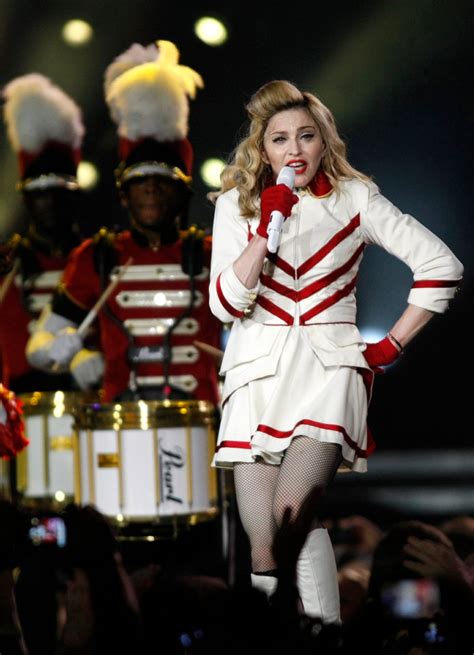 Madonna Pede A Liberdade Das Russas Da Banda Pussy Riot Mundo Valor