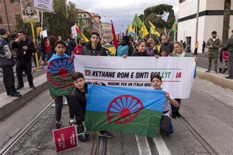 Siamo odiati da tutti Parlano le comunità rom e sinti in Italia