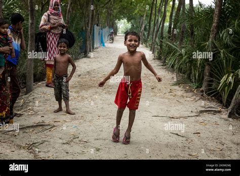 Voies De Transport Sur Les Barrages Près De Shyamnagar Les Habitants