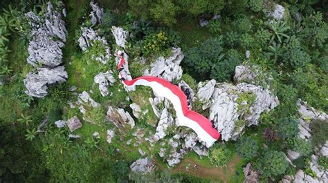 Keren Sambut Hut Ri Ke 76 Bendera Merah Putih Raksasa Dibentangkan Di