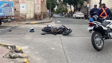 Violento accidente entre una moto y un camión repartidor en el