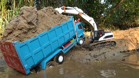 Rc Dam Truk Hino Muat Pasir Terperosok Ke Sungai Evakuasi Rc