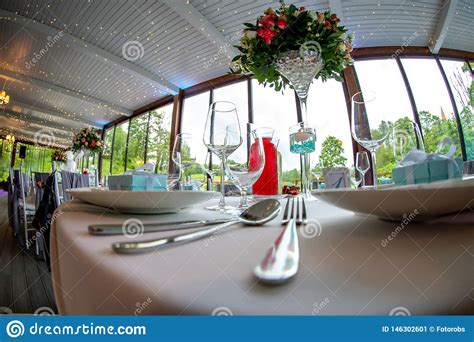 Ajuste De La Tabla Para El Banquete De Boda En Restaurante Imagen De