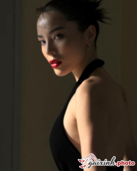 Nh Hoa H U K Duy N Sexy M C Bikini Khoe H Ng Hot