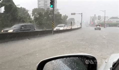 台東雨勢不斷 熱氣球場地積水成「鹿野版嘉明湖」 地方 中央社 Cna