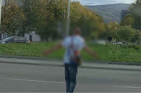 Voza I Oprez Mu Karac U Kru Nom Toku Kod Lesnine Glumi Policajca