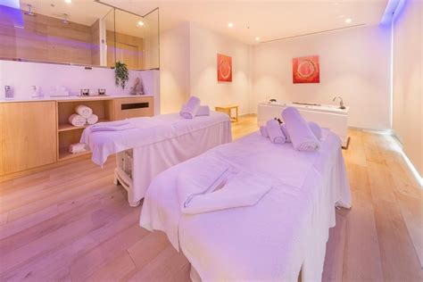 Romantic Couple Massage Spa Entry And Private Jacuzzi With Cava