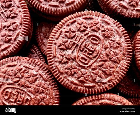 Red velvet Oreos Stock Photo - Alamy