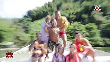 153 Mujer muestra tanga bailando funk con falda en una lancha rápida XVIDEOS