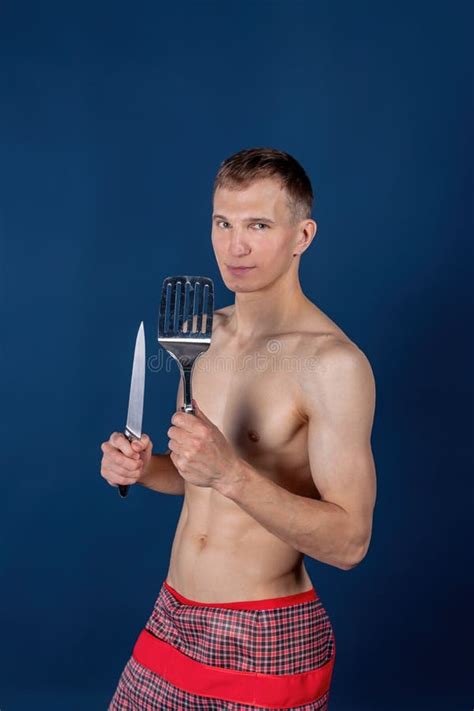 Cocinero Hermoso Con El Delantal En Cuerpo Muscular Desnudo Con Los