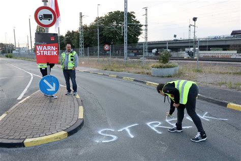 Hamburger Hafen Containerterminals Von Warnstreik Betroffen