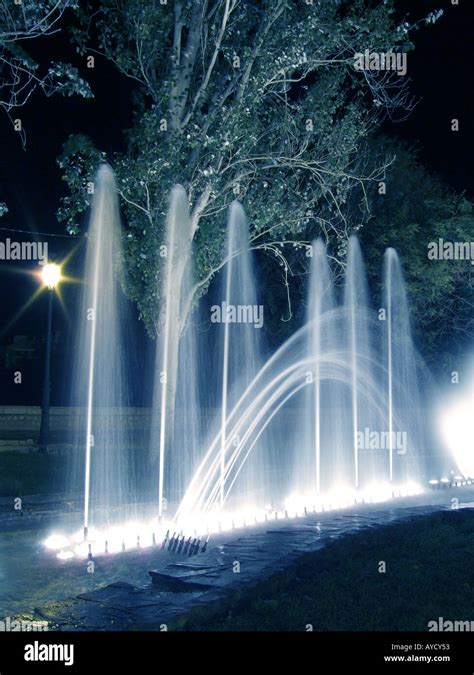 water fountain at night Stock Photo - Alamy