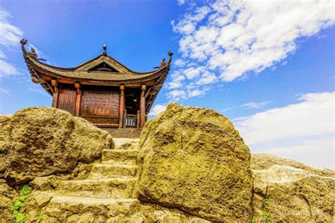 The Unforgettably Magnificent Pagodas And Temples In Halong Bay