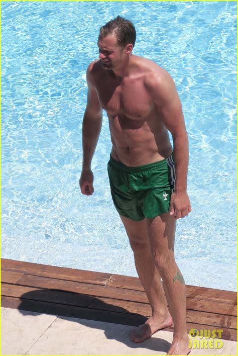 Photo Alexander Skarsgard Bares Hot Body In The Pool 01 Photo