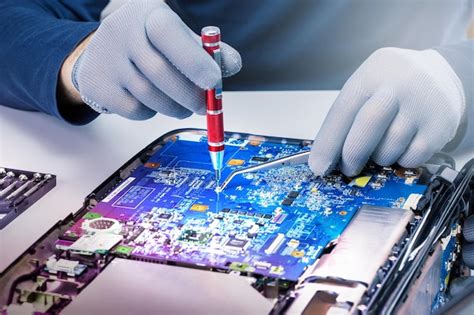 Reparador De Computadoras Arreglando Un Nuevo Componente En Una Laptop