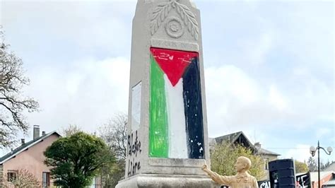 Creuse Des Tags Pro Palestiniens Sur Le Monument Aux Morts De