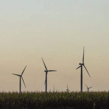 Turbine ‘graveyard’ removal underway near Ellsworth | Successful Farming