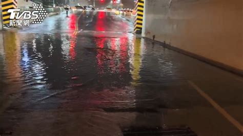 有片／南投雷雨馬路變小河 路積水行車如泛舟 Yahoo奇摩汽車機車