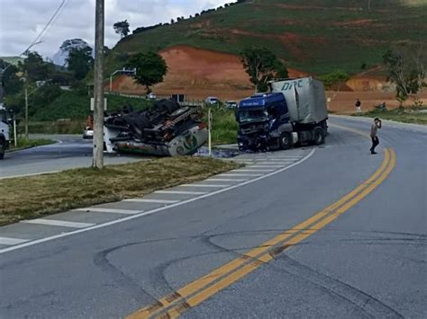 Acidente entre dois caminhões interdita a BR 262 perto da divisa do