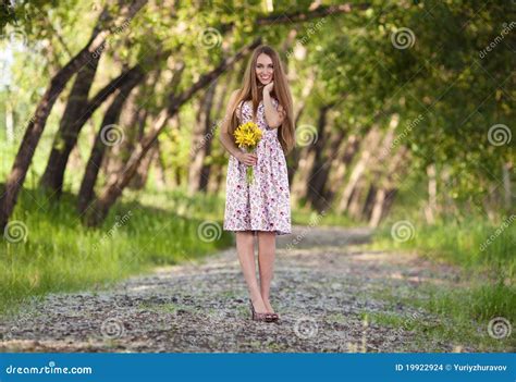 Mooie Blonde Vrouw Met Gele Bloemen Openlucht Stock Foto Image Of Buiten Vrolijk