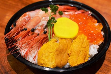 Nasi Sashimi Dengan Landak Laut Udang Dan Ikan Roe Foto Stok Unduh