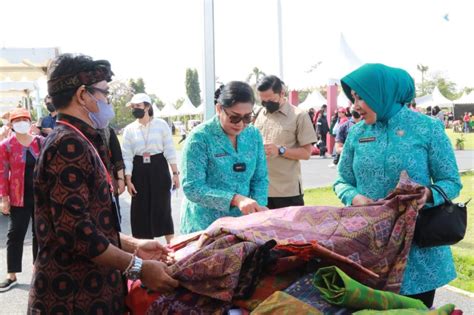 Kegiatan Pasar Rakyat TP PKK Berbelanja Dan Berbagi Diapresasi Ketua