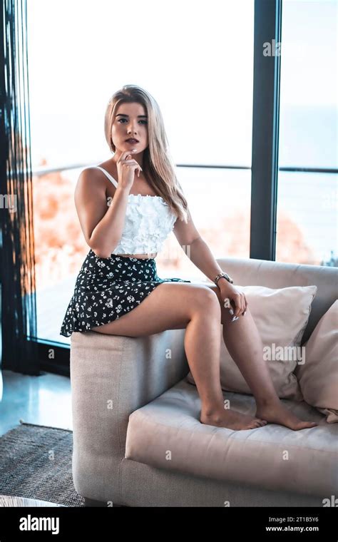 Femme Blonde Aux Pieds Nus Banque De Photographies Et Dimages Haute R Solution Alamy