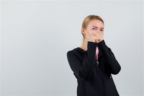 Jeune Femme Blonde Dans Une Veste Noire Photo Gratuite