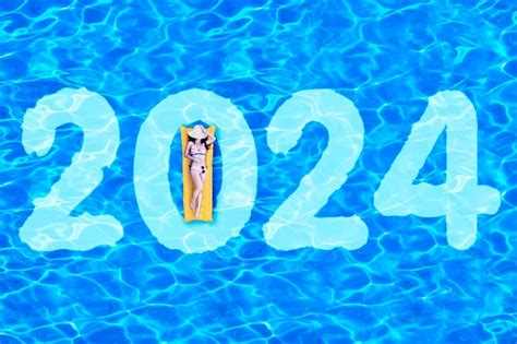 Vue De Dessus D Une Jeune Femme En Bikini Allong E Sur Le Flotteur Gonflable Avec Le Num Ro