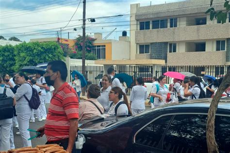 Protestan enfermeras afuera de la Secretaría de Salud de Durango