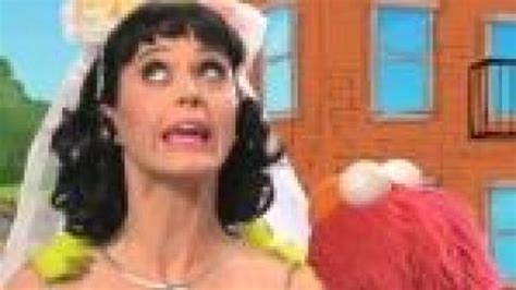 PHOTOS Katy Perry chante son tube Hot N Cold face à un Elmo turbulent dans Sesame Street
