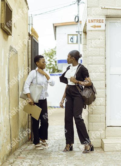 Deux Tudiantes Entrant Dans Leur Tablissement Banque D Images