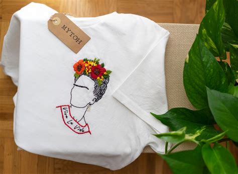 Camiseta bordada a mano Caimseta personalizada Camisetas Etsy México