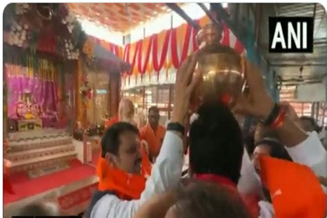 अयोध्या में राम जन्मभूमि मंदिर में पूजा अर्चना की महाराष्ट्र के मुख्यमंत्री एकनाथ शिंदे ने