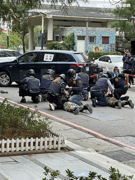 新莊警防搶演練太逼真！歹徒持槍搶銀行 嚇到民眾驚慌打110報案 社會 三立新聞網 Setncom