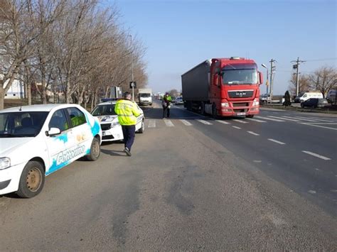 FOTO ACUM Pieton lovit de autoturism pe soseaua de centură Jurnal de