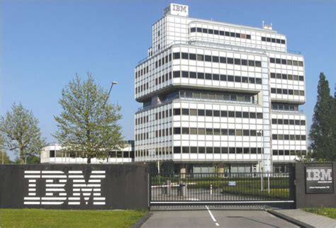 ibm berhentikan  pekerja