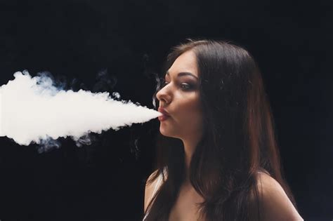 Mujer Morena Vaping Cigarrillo Electrónico Con Humo Sobre Fondo Negro