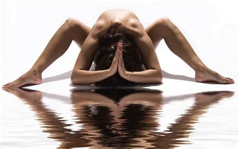 Beneficios Del Naked Yoga Conexión Profunda Con El Cuerpo Y Aumento De