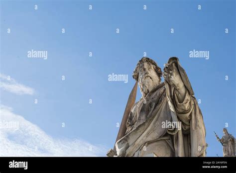 Estatua De San Pedro Con Las Llaves Detr S De Un Cielo Despejado Con