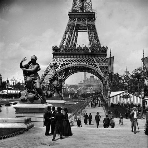 day   paris dramatic icon  eiffel tower opens