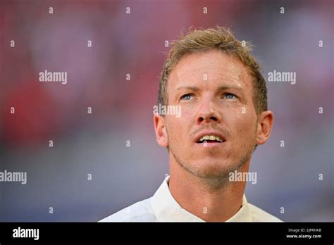 Trainer Julian Nagelsmann FC Bayern München FCB Portrait Look up